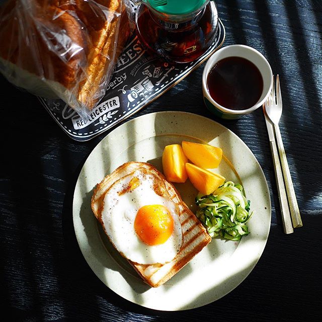 ミートソースホットサンドの目玉焼き乗せ