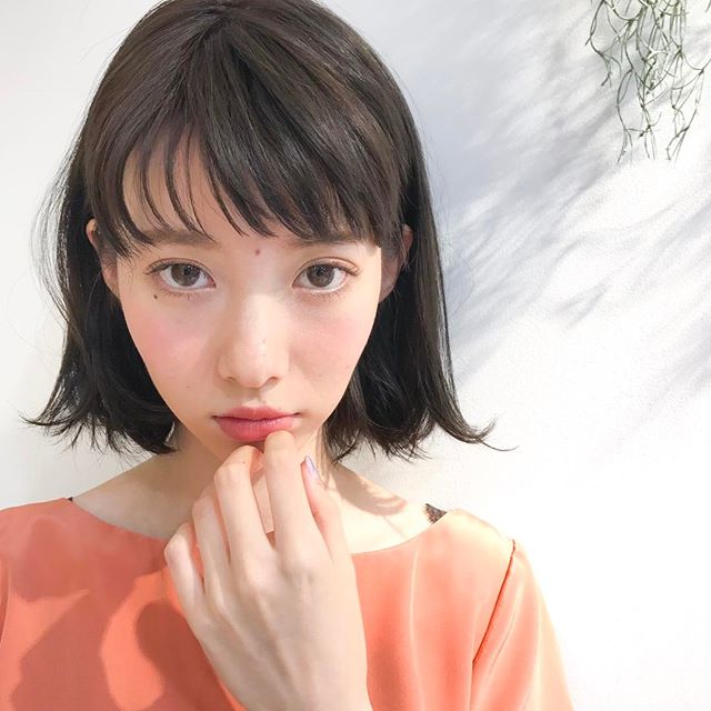 流し前髪で色気のあるボブヘアに！