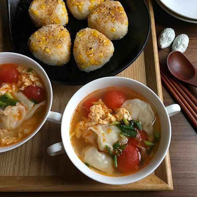 ミニトマトとふわふわ卵と餃子の酸っぱ辛いスープ