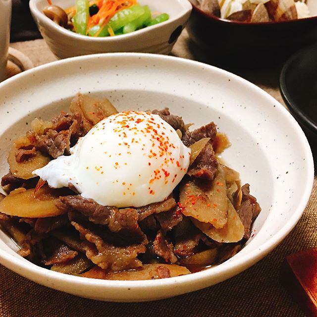 温玉乗せ！牛肉とごぼうの煮物