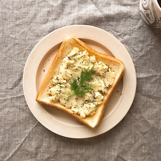 ディル入りポテトサラダ乗せトースト