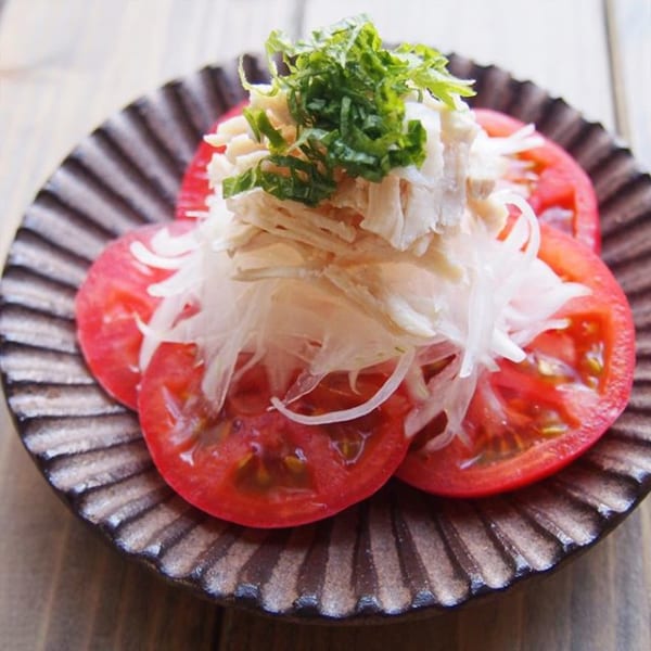 さっぱり新鮮！蒸し鶏と新玉ねぎのサラダ