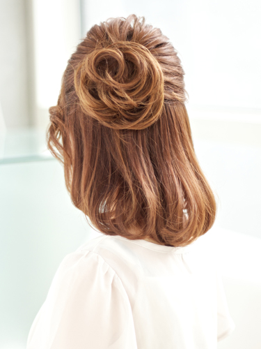 サイドに作ったコサージュ風のお団子ヘアアレンジ