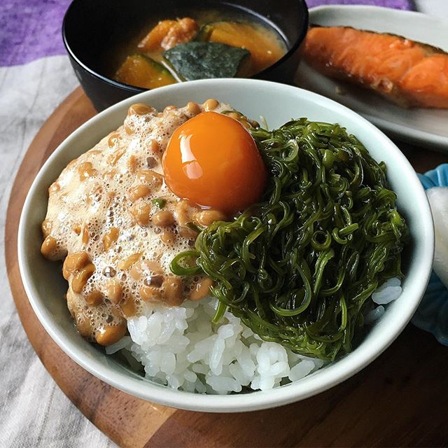 簡単な食べ方！納豆とめかぶのネバネバ卵かけご飯