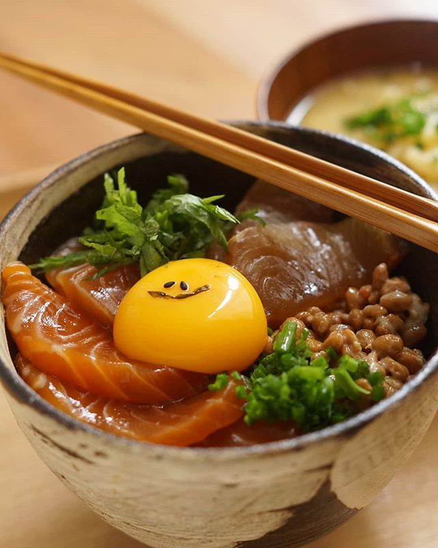 大人気で簡単に！マグロとサーモン漬け納豆丼