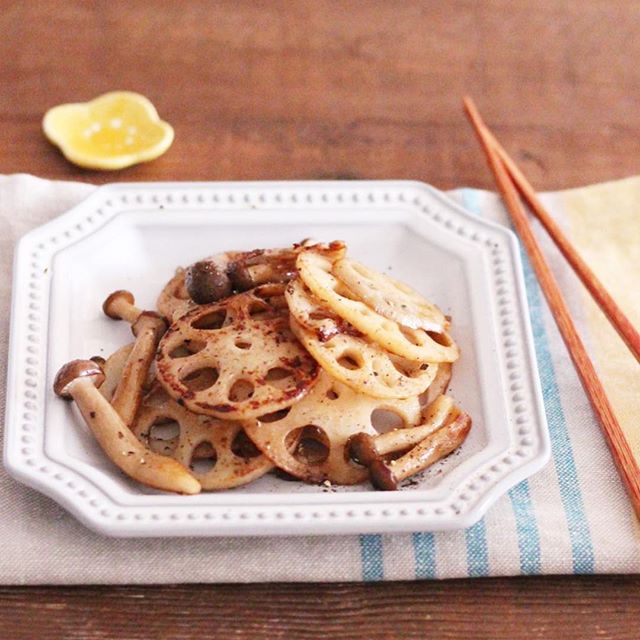 副菜に！レンコンとしめじのおつまみチーズ焼き