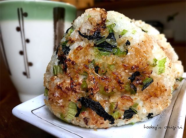 小松菜とかつお節とチーズの焼きおにぎり