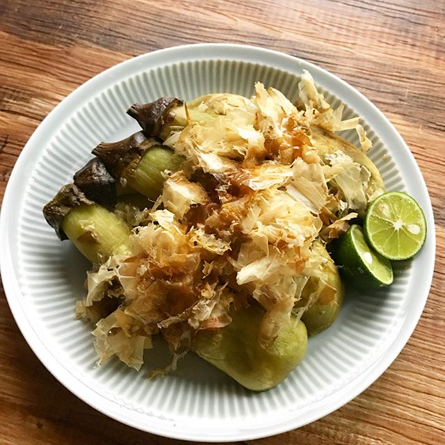 焼き茄子の花かつおのせ