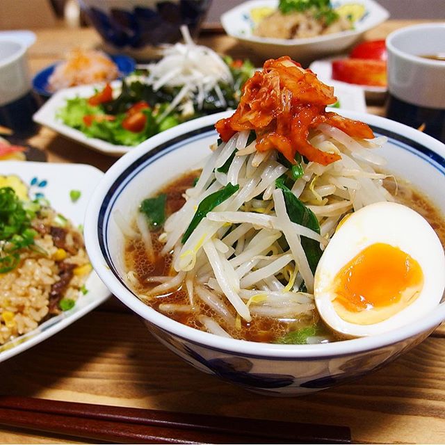 もやしとニラたっぷりの食べ方で人気ラーメン