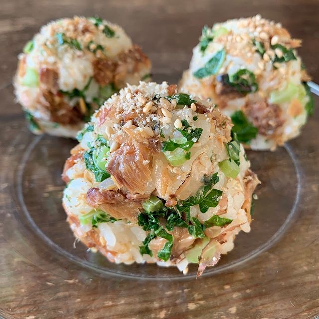 さばマヨとおかか菜っぱの酢飯おにぎり