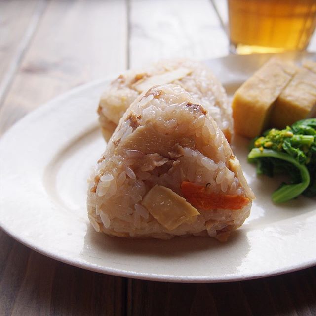 ⑲人気ご飯物：タケノコおこわおにぎり