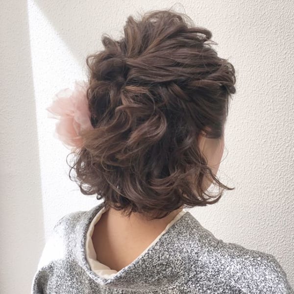 ボブをヘアアレンジで明るい印象に見える髪型