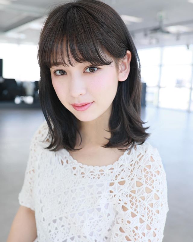 清楚な黒髪ミディアムヘアスタイル