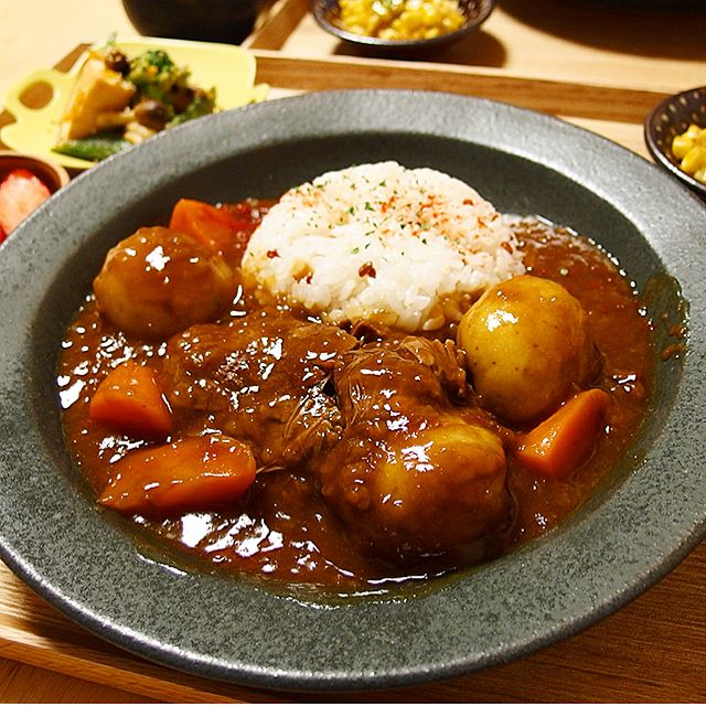 彼氏も大好き！牛すね肉とじゃがいもの野菜カレー