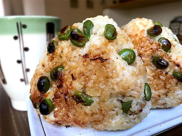 チーズが香ばしい！枝豆チーズの焼きおにぎり