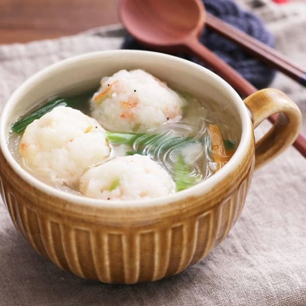 優しい塩味の人気レシピに！海老団子の春雨スープ