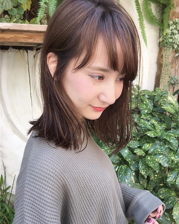 切りっぱなしミディアムのヘアスタイル