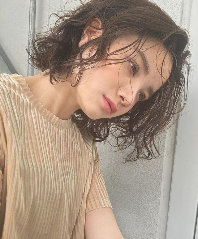 細めカールでこなれボブに魅せるヘアアレンジ