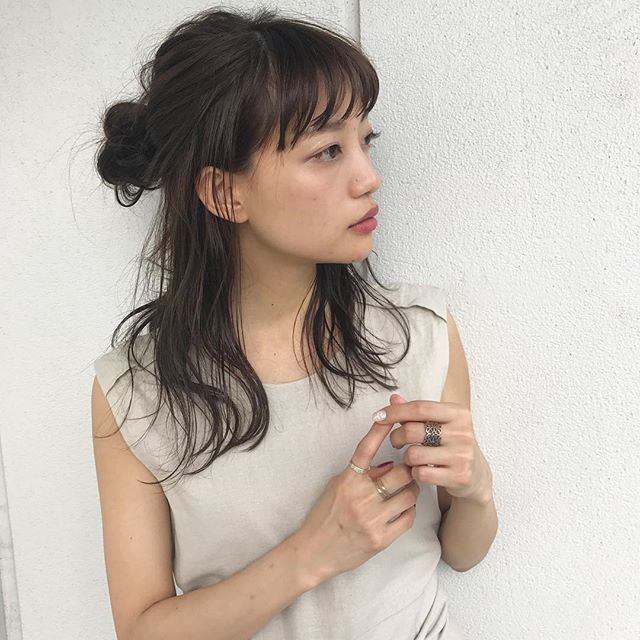 黒髪 ミディアム ストレート ヘアアレンジ4