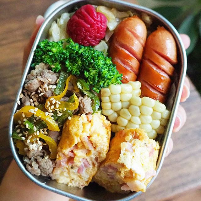 パプリカとピーマン入りの牛バラ焼き弁当