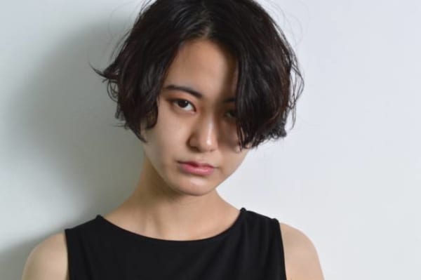 かっこいい暗髪ショートボブのダウンヘアスタイル