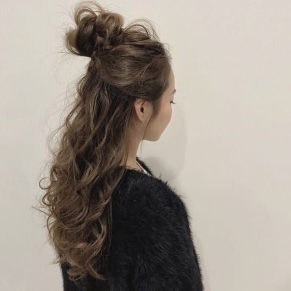 ハーフお団子で作るナチュラルヘアスタイル