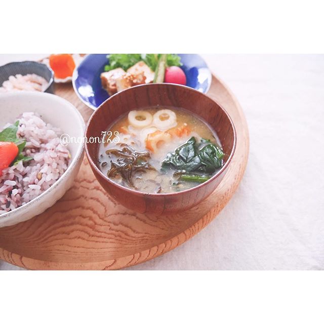 ほうれん草と焼きちくわの味噌汁