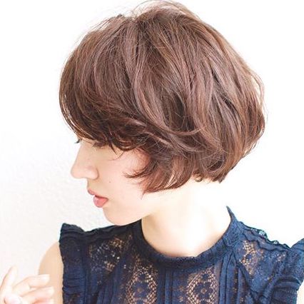 丸顔さんに似合うショートボブヘアカタログ 大人女性のおしゃれな髪型をご紹介 Folk