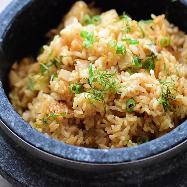 鶏肉とキムチの付け合わせ！中華風炊き込みご飯