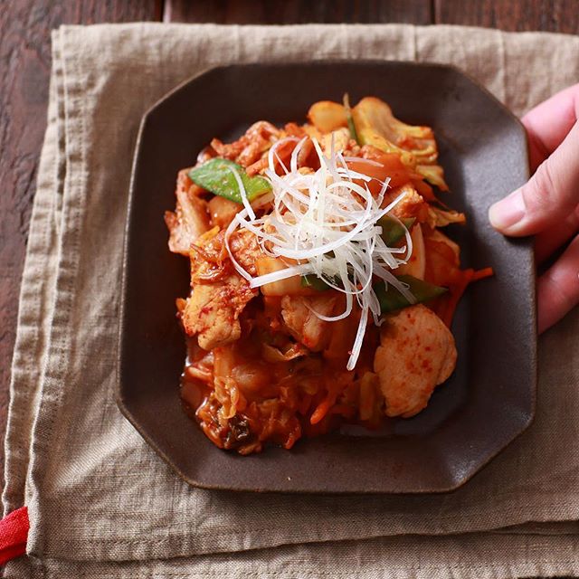 バレンタインの夕飯はこれ！鶏むね肉のキムチ炒め