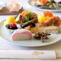 食卓が一層華やぐ！お正月のパーティーにおすすめの料理の盛り付け