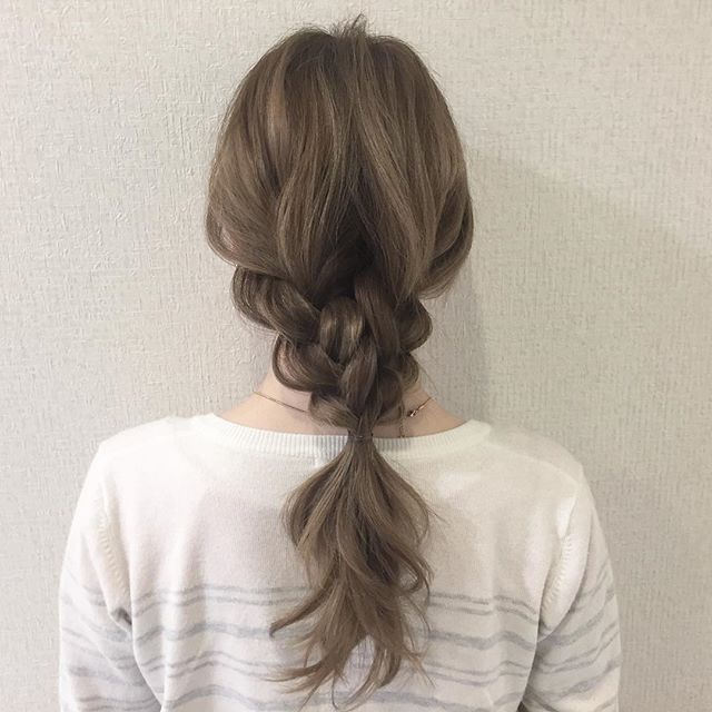 凝って見える春の三つ編みロングヘアアレンジ