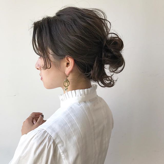 低めお団子の大人っぽい外国人風ヘアアレンジ