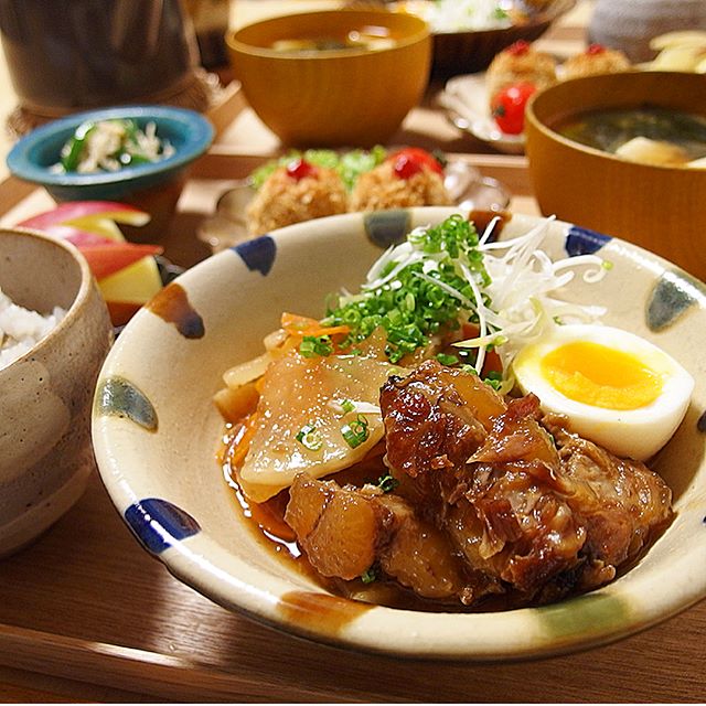 付け合わせに簡単なおかず！豚軟骨と根菜照り煮