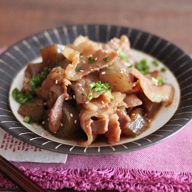 美味しいおかずに！豚バラこんにゃくの含め煮