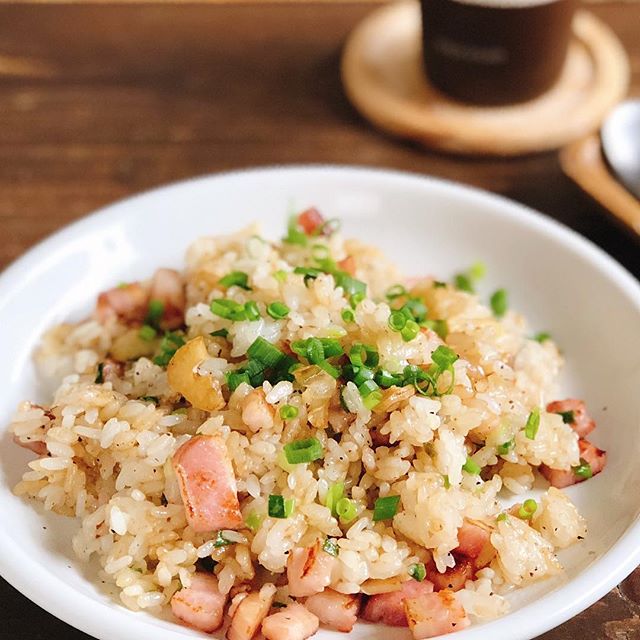 付け合わせのレシピ！ベーコンとネギのガリバタ炒飯