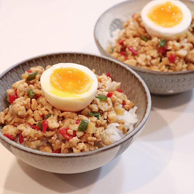 鶏むね肉とピーマンの甘辛そぼろ丼