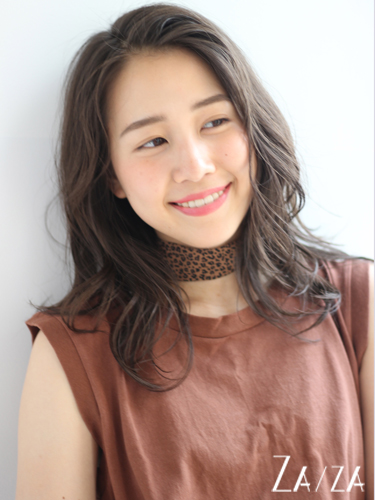 軽やかなセミロングヘアスタイル