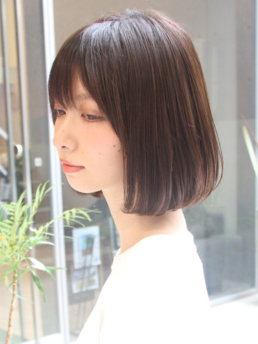 前髪に隙間を作ったボブヘアスタイル