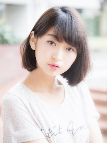 前髪を流したボブヘアスタイル