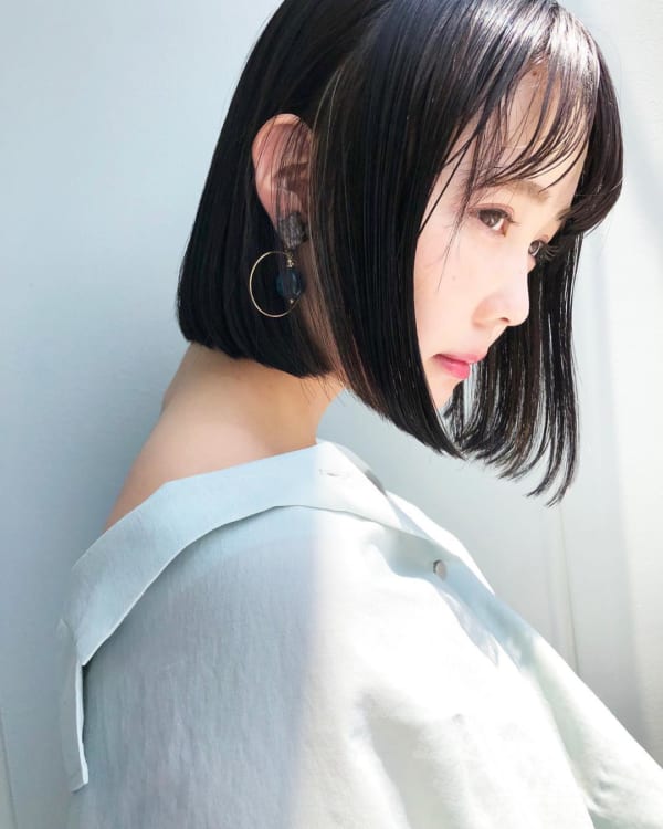 透明感があるダークトーンのボブヘアスタイル