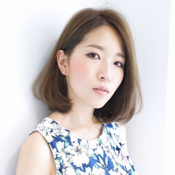 アシンメトリーのボブヘアスタイル