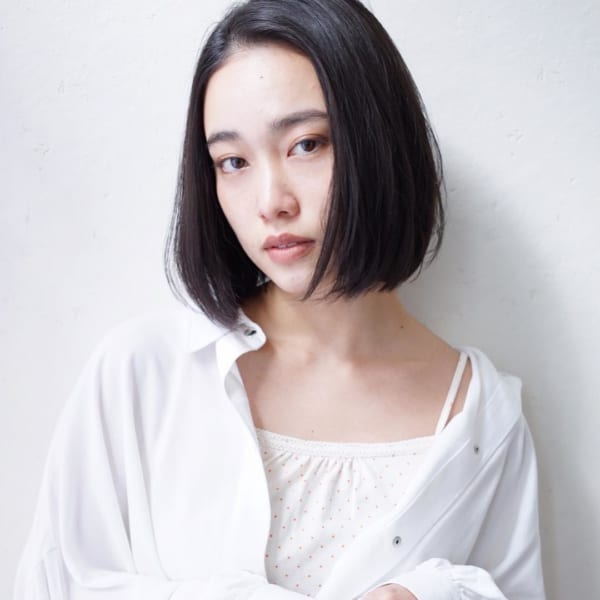 シンプルシルエットのボブヘアスタイル