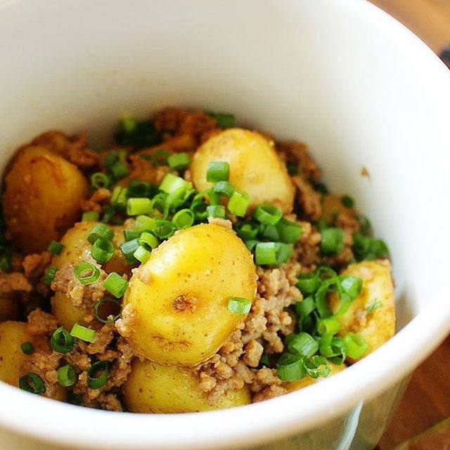 シンプルな副菜に！じゃがいもの肉味噌がけ