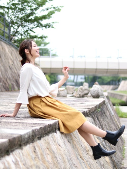 タックスカートの雨の日のデートコーデ