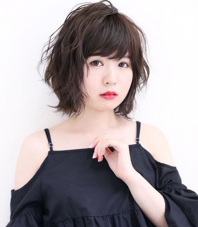 暗髪で大人可愛いヘアスタイル