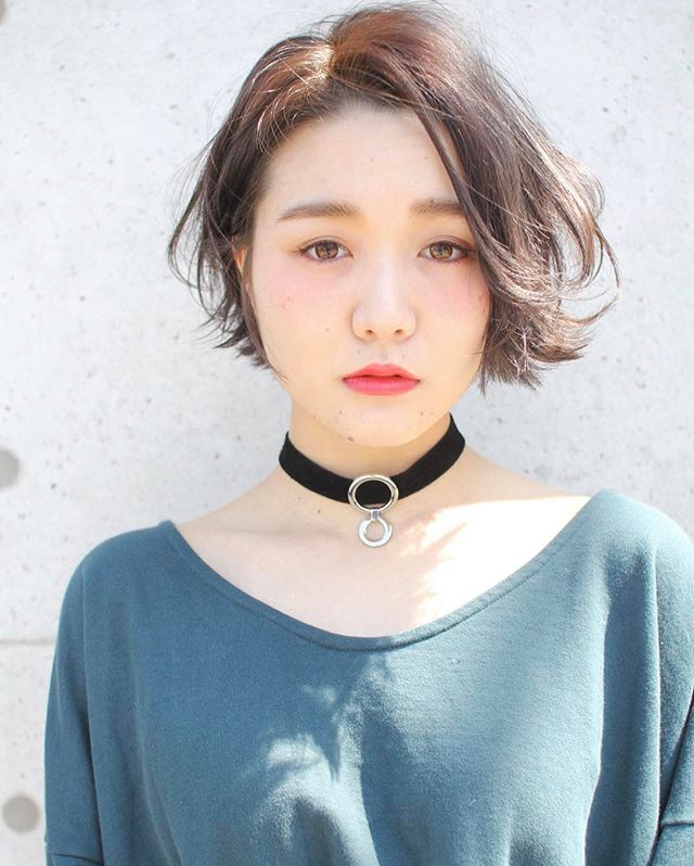 風に揺れる大人のボブヘアスタイル