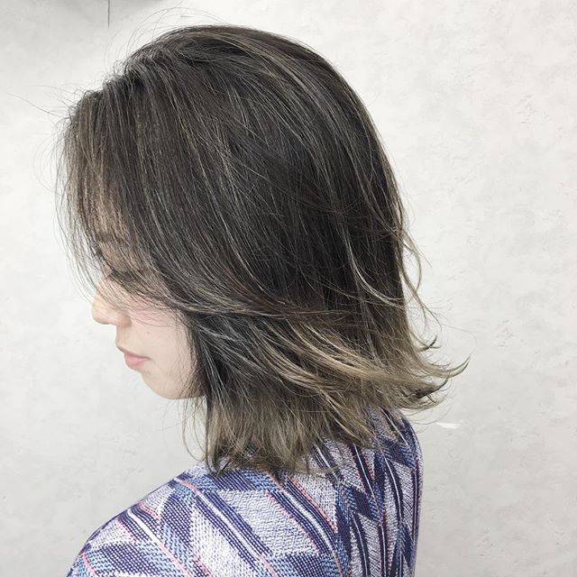 丸顔も似合うクールなヘアスタイル