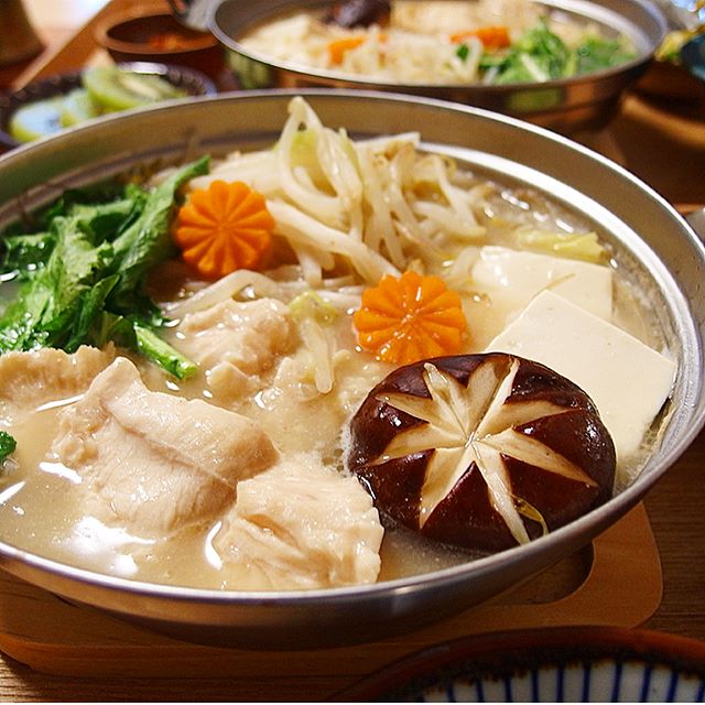 温かい夕飯のおかずに！鶏むね肉ともやしの白湯鍋