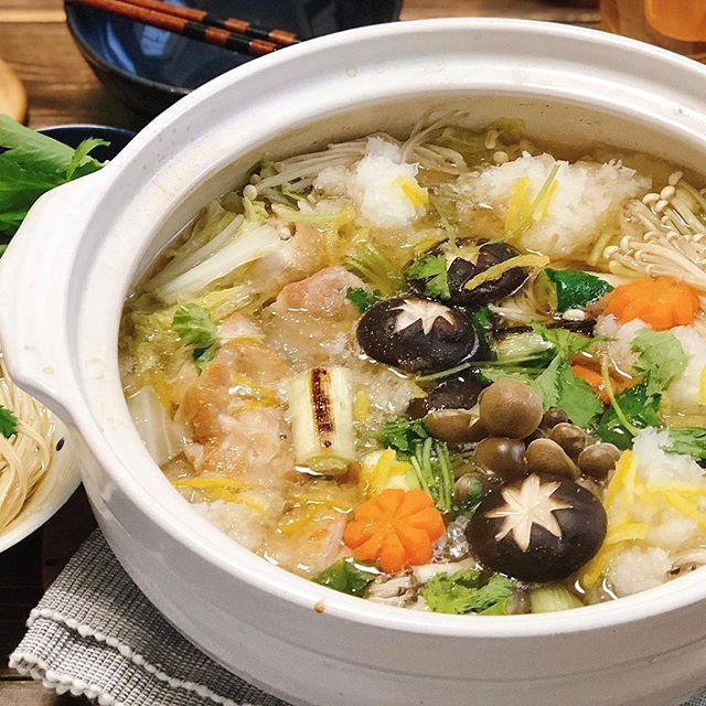 晩ご飯のおかずにすぐできるきのこと鶏肉のみぞれ鍋